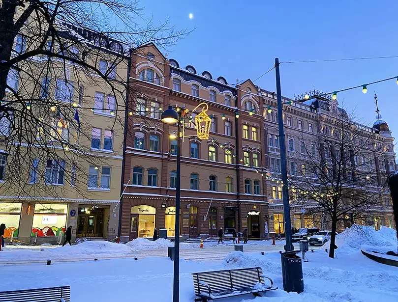 The First Clinicin rakennus Helsingin Erottajankadulla talvi-iltana