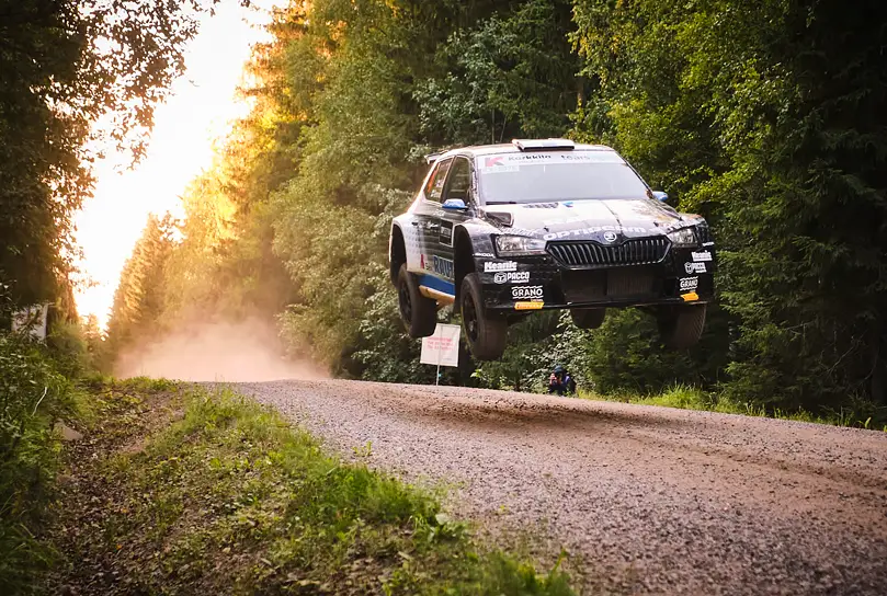 Juha Salon ralliauto kilpailussa metsäisellä soratiellä